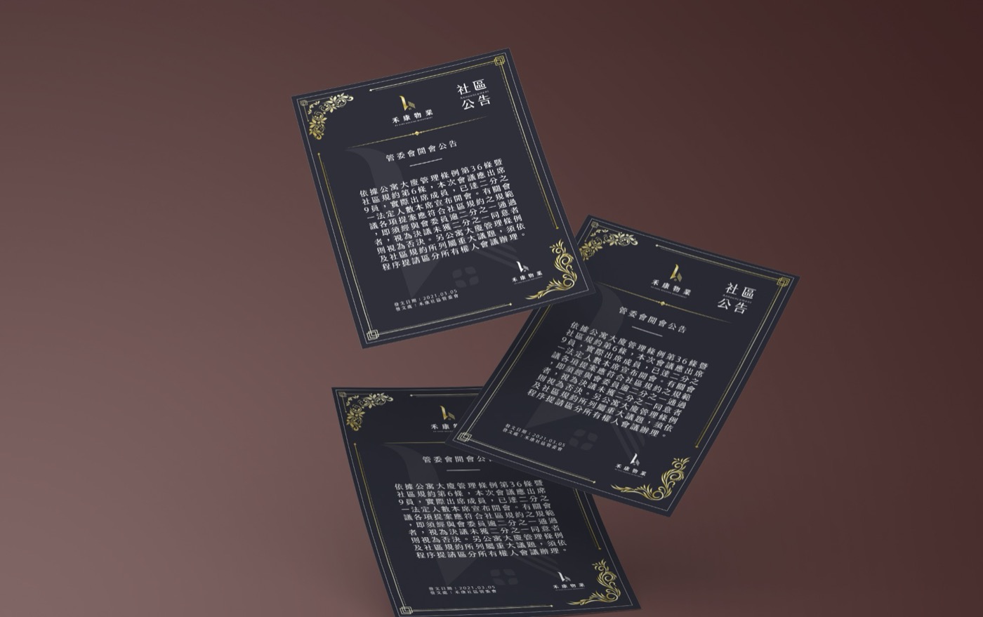 深藍底的卡片上印滿細小的反白內文，四個角落有金色的線條花紋