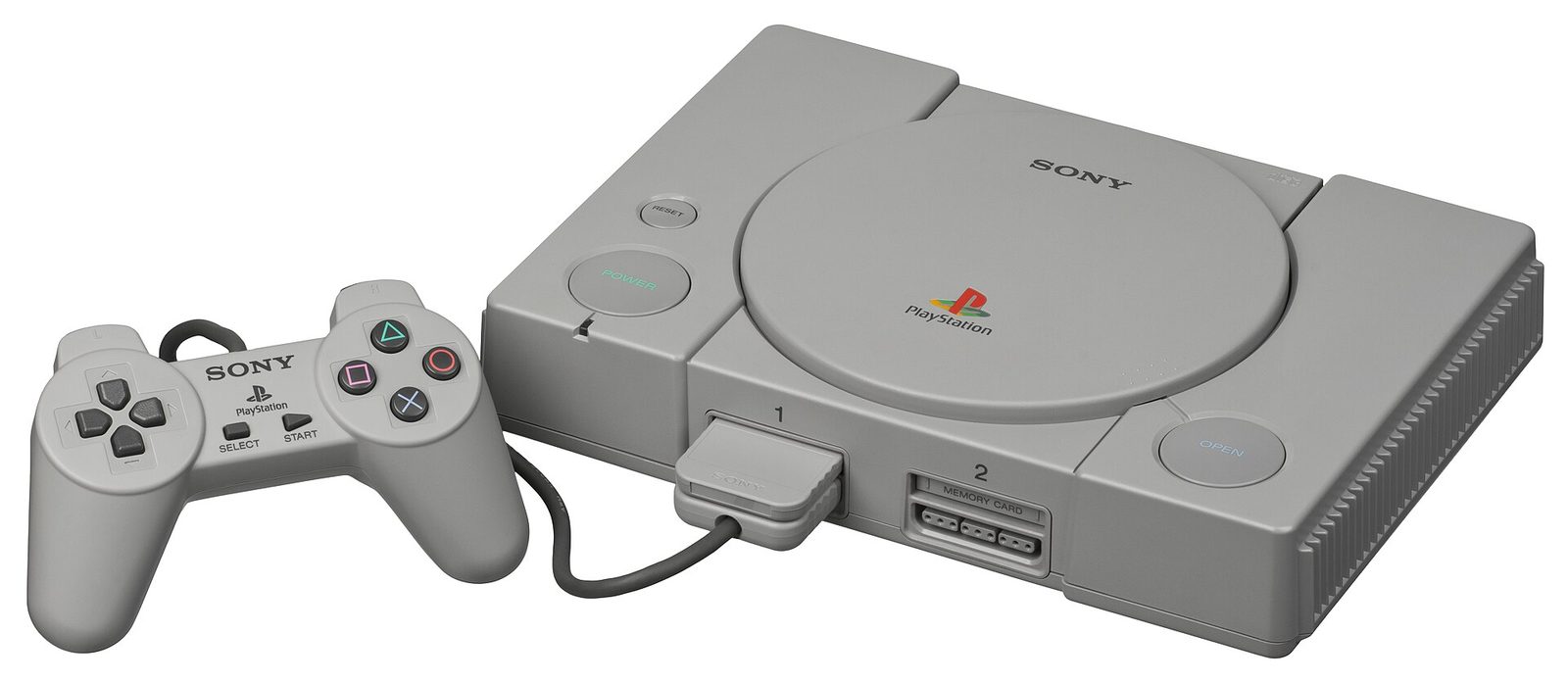 灰色的初代 PlayStation 主機與有線手把，主機上蓋印著彩色的 PlayStation 標誌