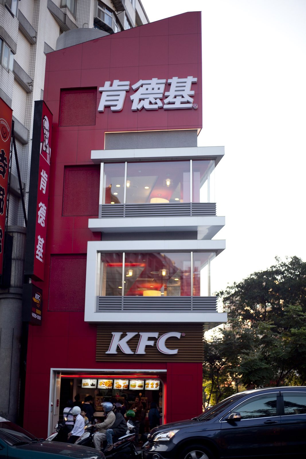 2010 年台北北投的肯德基門市，紅色樓面上方是中文店名，一樓入口上方是 KFC 三個字母