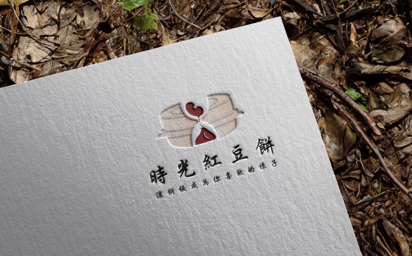 時光紅豆餅的標誌壓印在紙卡上，下方是品牌名與一行標語，圖樣旁邊沒有任何符號