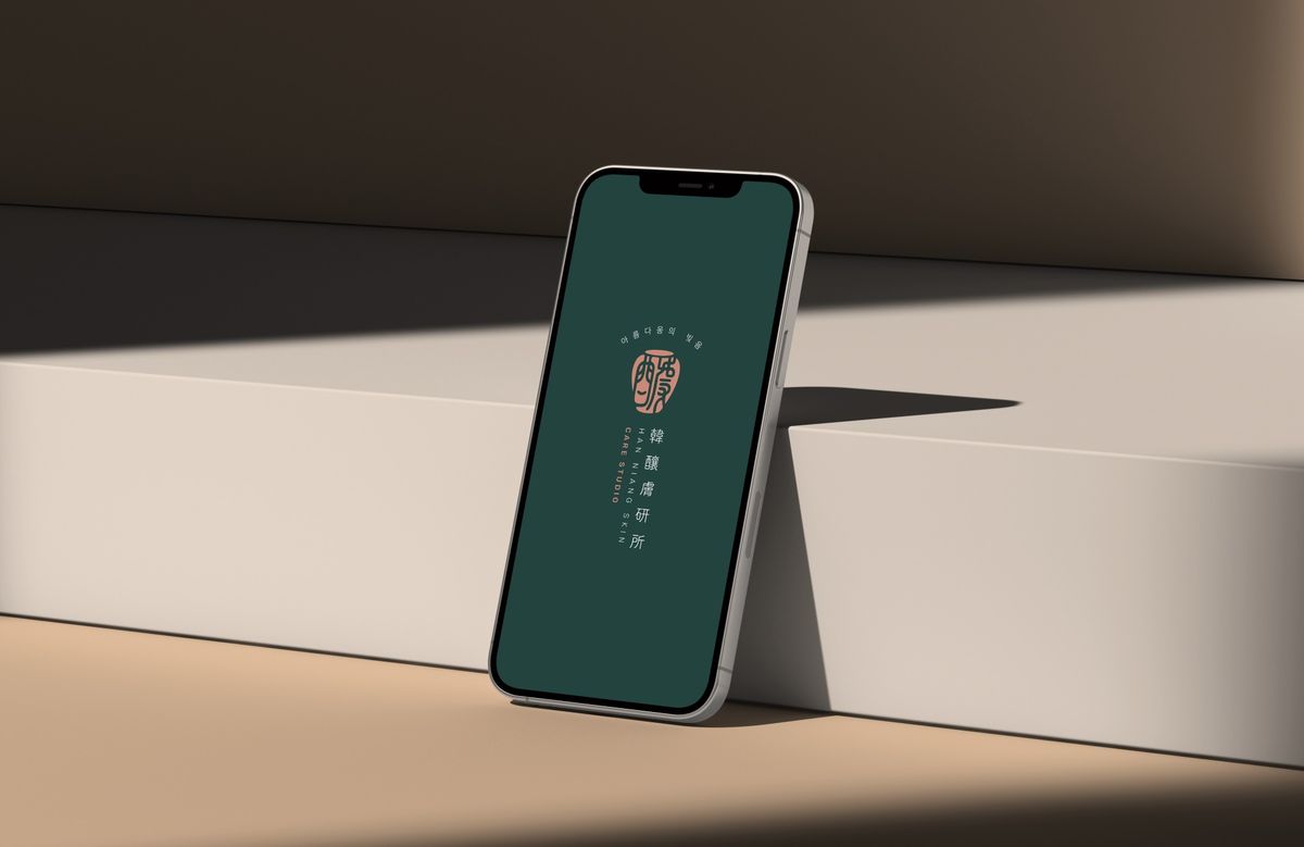 靜嶺綠底的手機畫面上,放著韓釀膚研所直式 Logo