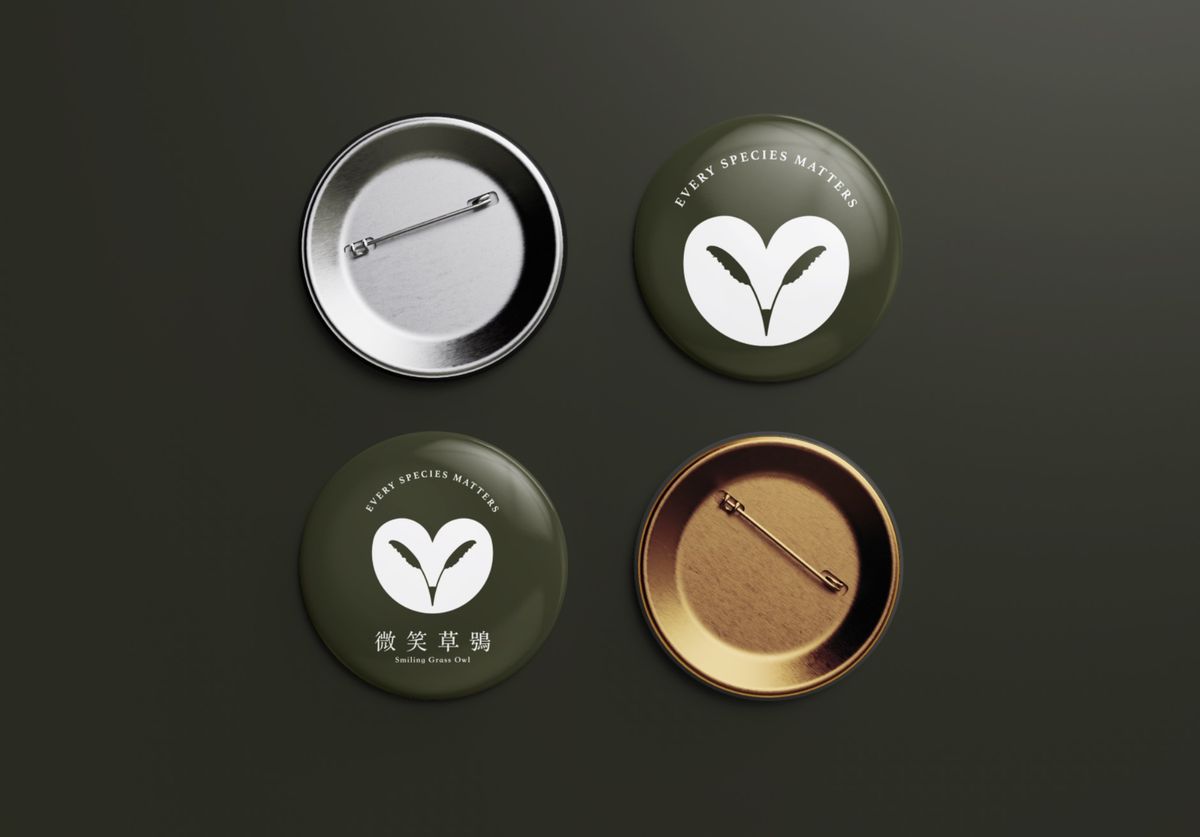 深橄欖綠圓形徽章，印著白色心形草鴞標誌與 EVERY SPECIES MATTERS