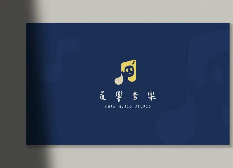 深藍色名片正面，中間是黃色音符標誌和手寫的晨響音樂字樣
