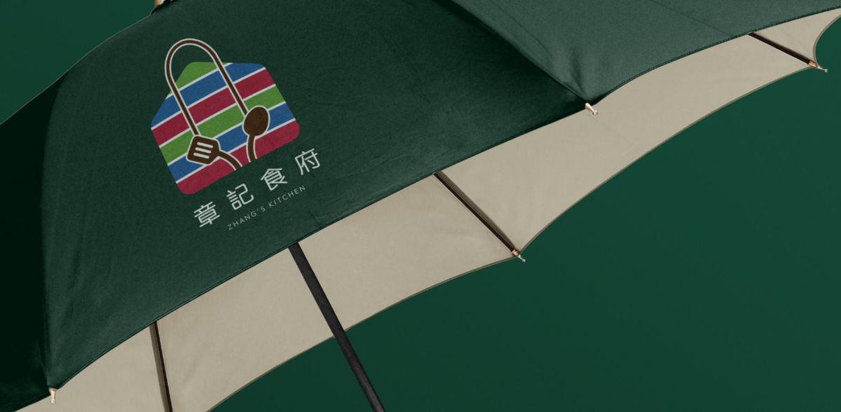 墨綠色雨傘傘面印著章記食府標誌和字樣