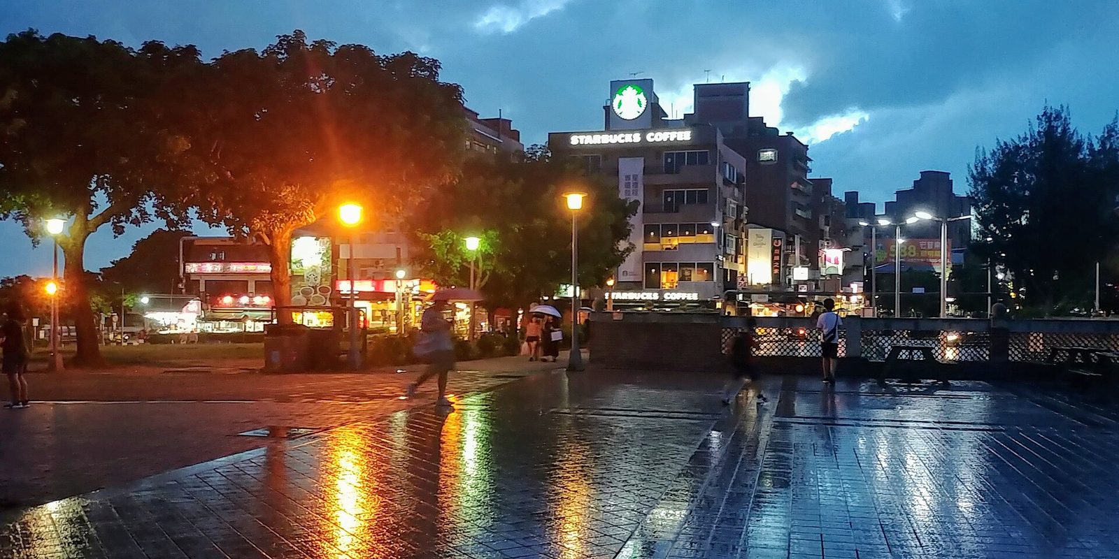 2019 年雨後傍晚的淡水星巴克，樓頂的圓標只剩美人魚