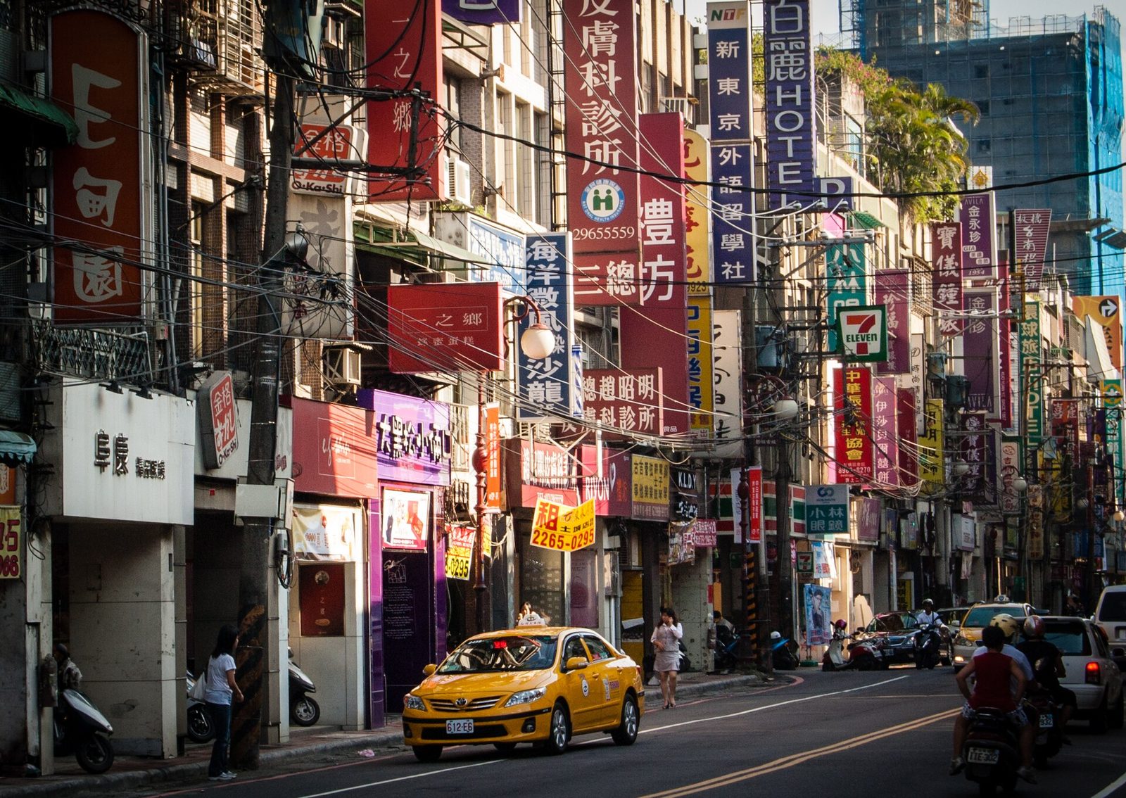 新北板橋南門街，街道兩側的建築掛滿直式招牌，一塊接一塊