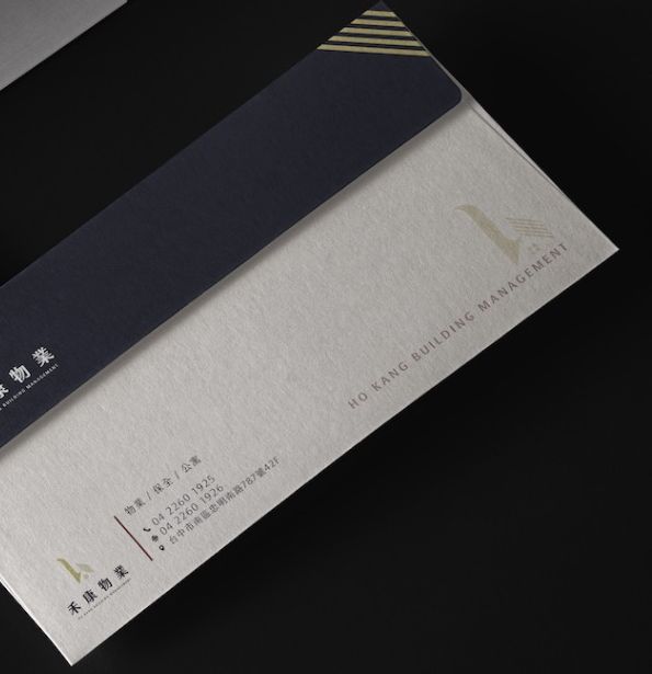 米白色信封配深藍封口，印著禾康物業 logo 與聯絡資訊